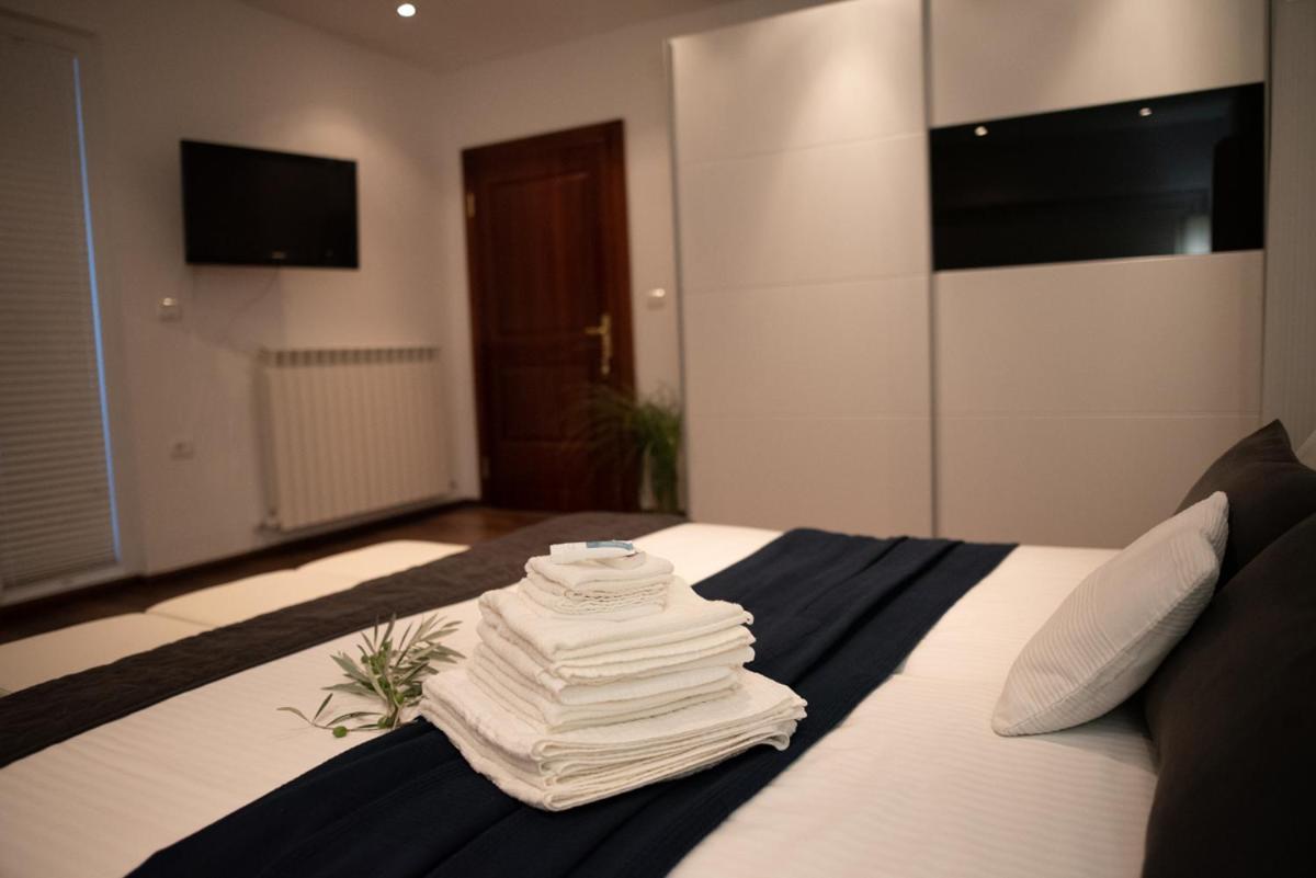 Castle House Rooms, Swimming Pool & Sauna & Tennis Court & Wine Cellar Sezana Exterior photo